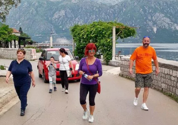 Новљанка Неда Гугић испунила обећање: Пешке од Херцег Новог до Котора у знак победе над короном